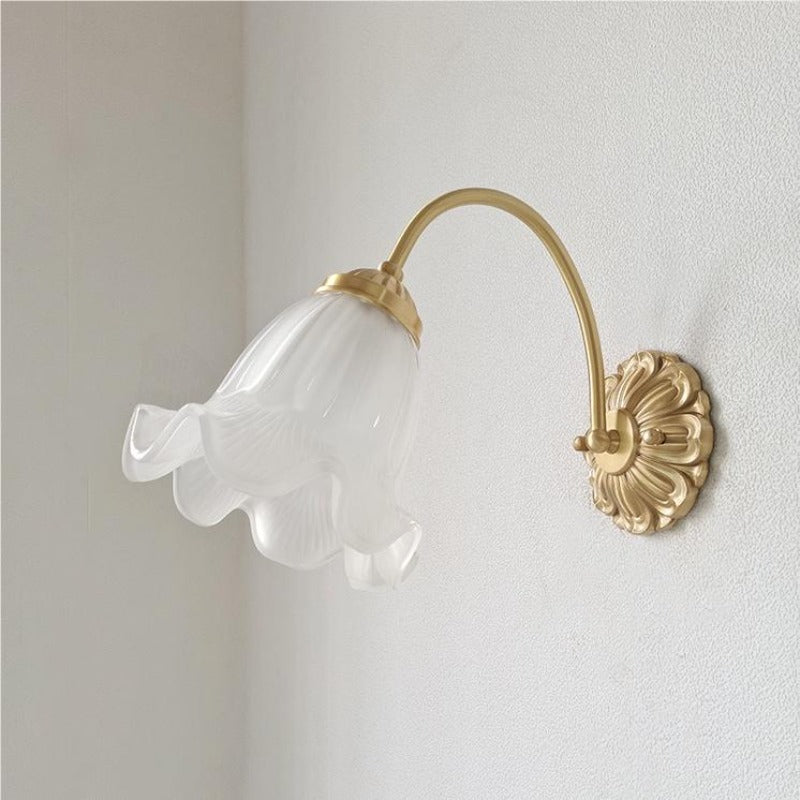 Arisha retro LED-indendørs væglampe i guld med blomsterformet design til soveværelse