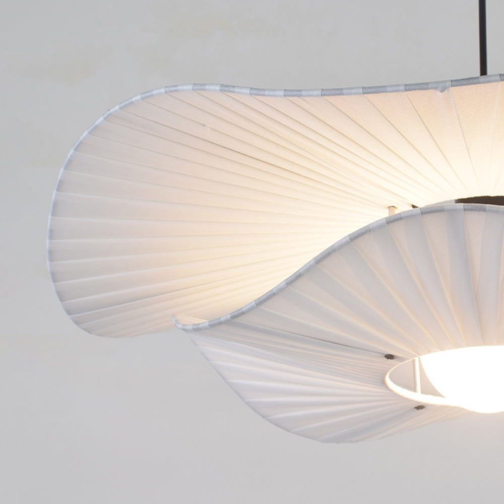 Ritta modern nordisk pendellampa med skärm i tyg/metall, vit