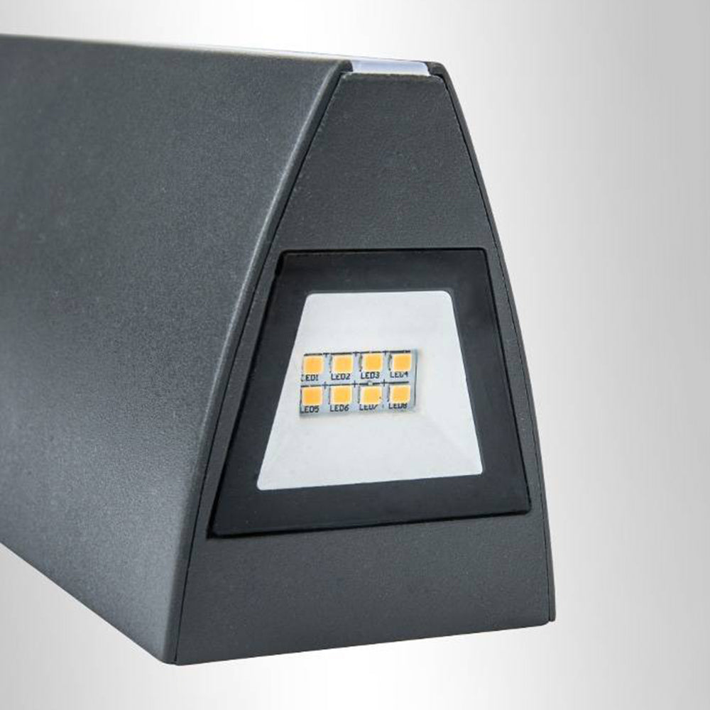 Ray modernt triangulärt prismformad vägglampa i metall för utomhusbruk, svart/silver
