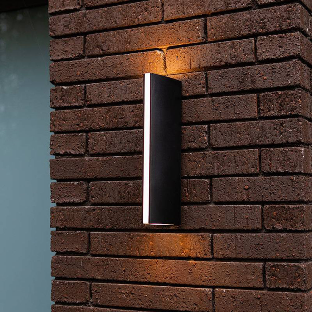 Ray modernt triangulärt prismformad vägglampa i metall för utomhusbruk, svart/silver