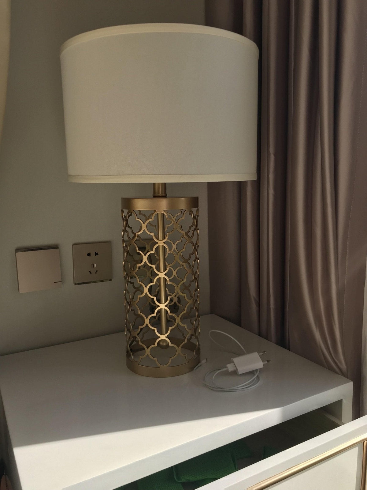 Selisise moderne bordlampe