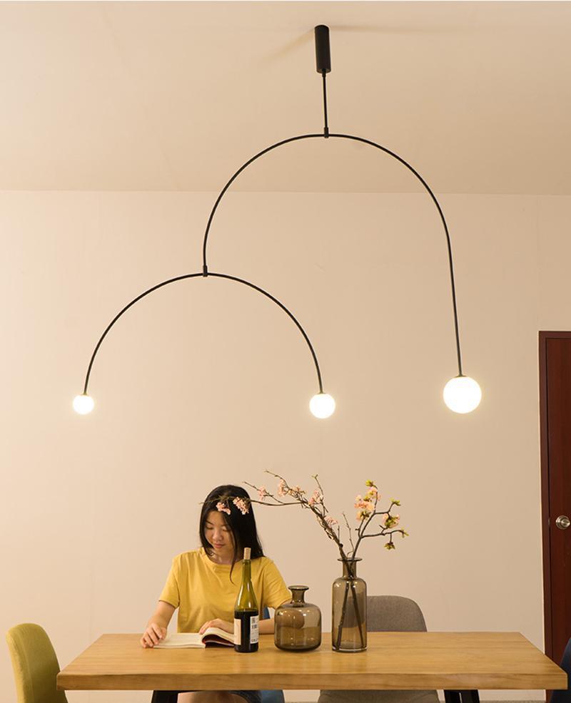Candelabro Viraiseon móvel, preto e minimalista