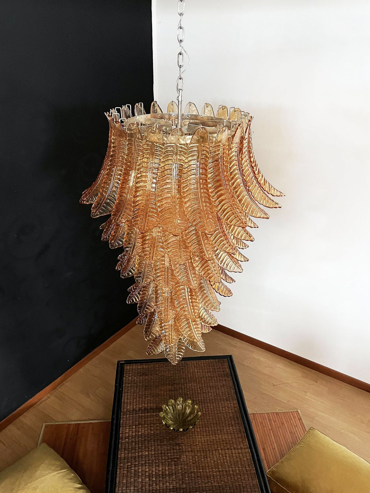 Celielle lysekrone med ravfarvede glasblade, lagdelt og markant kunstnerisk