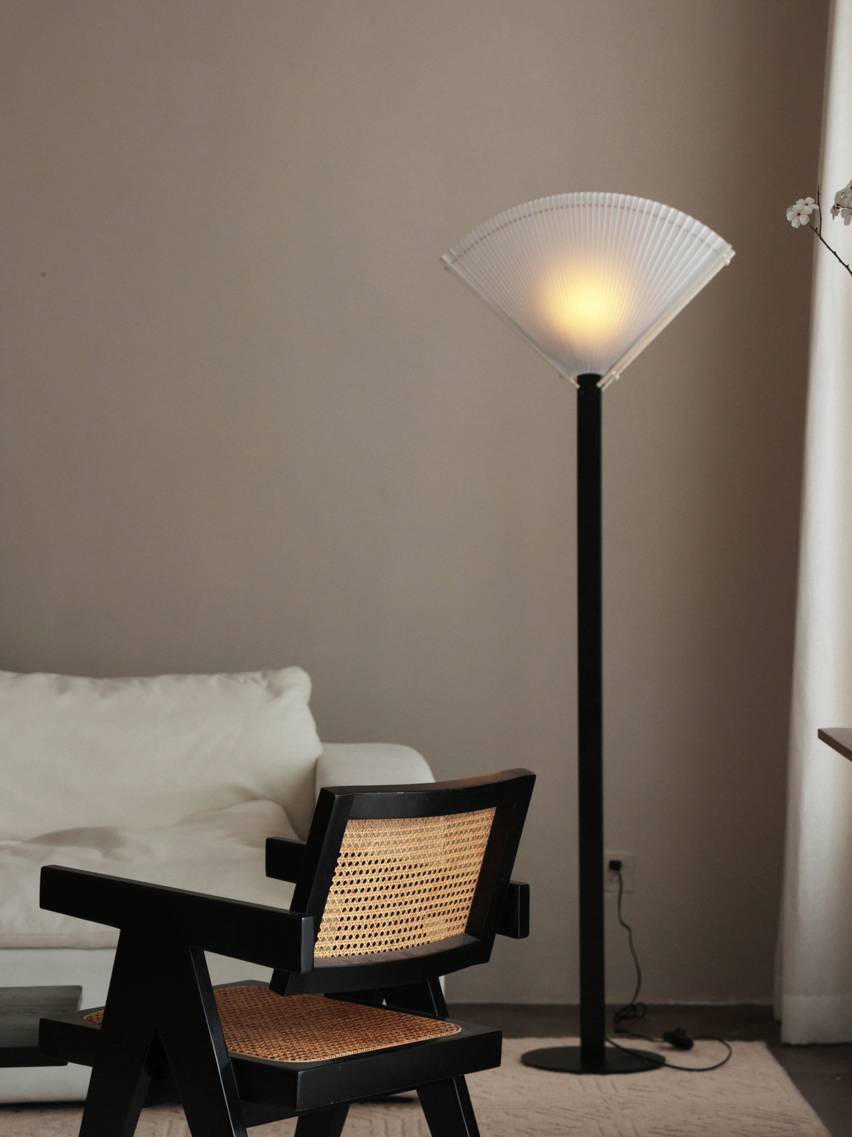 Plisserad golvlampa i solfjäderform