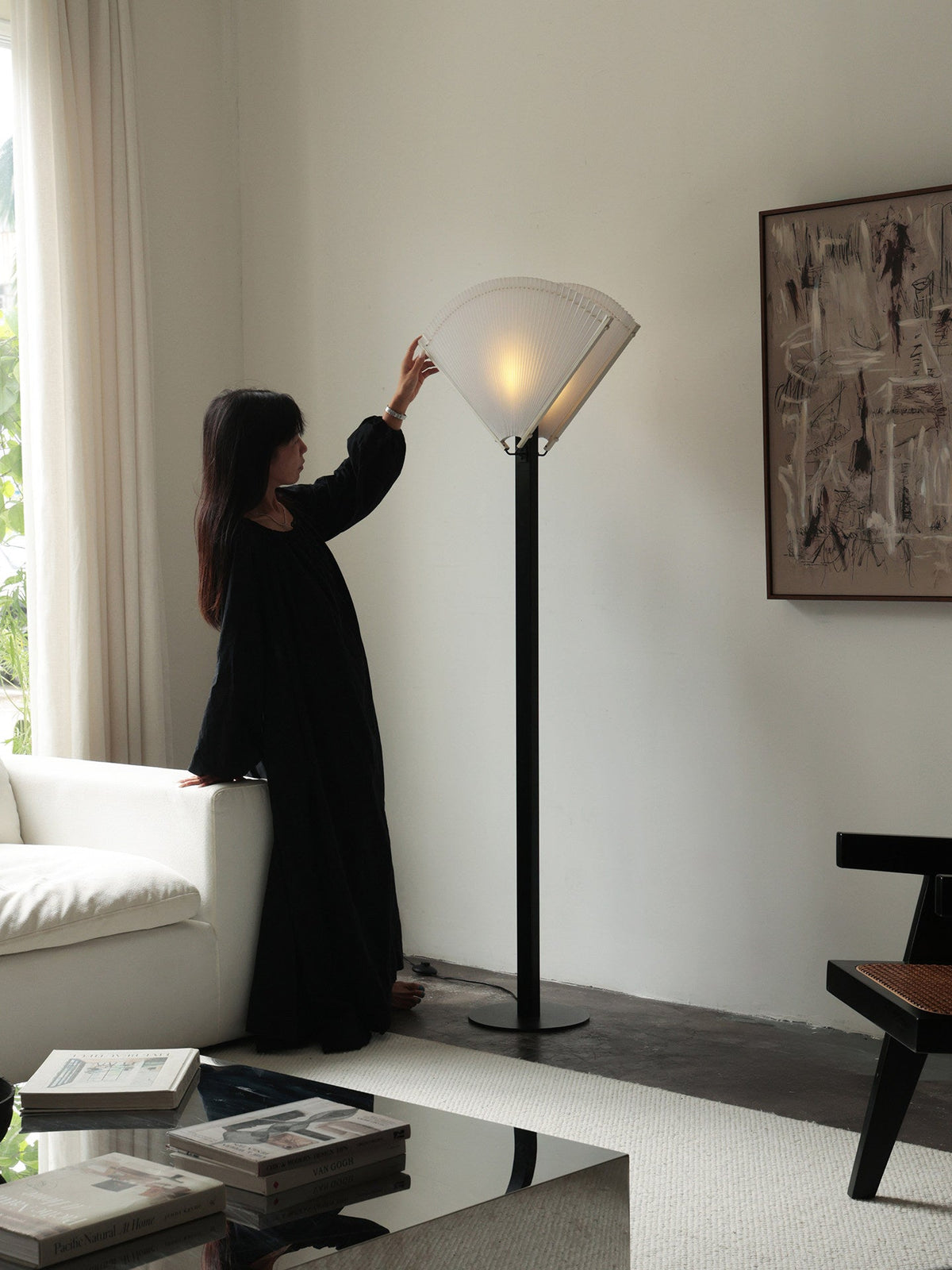 Plisserad golvlampa i solfjäderform