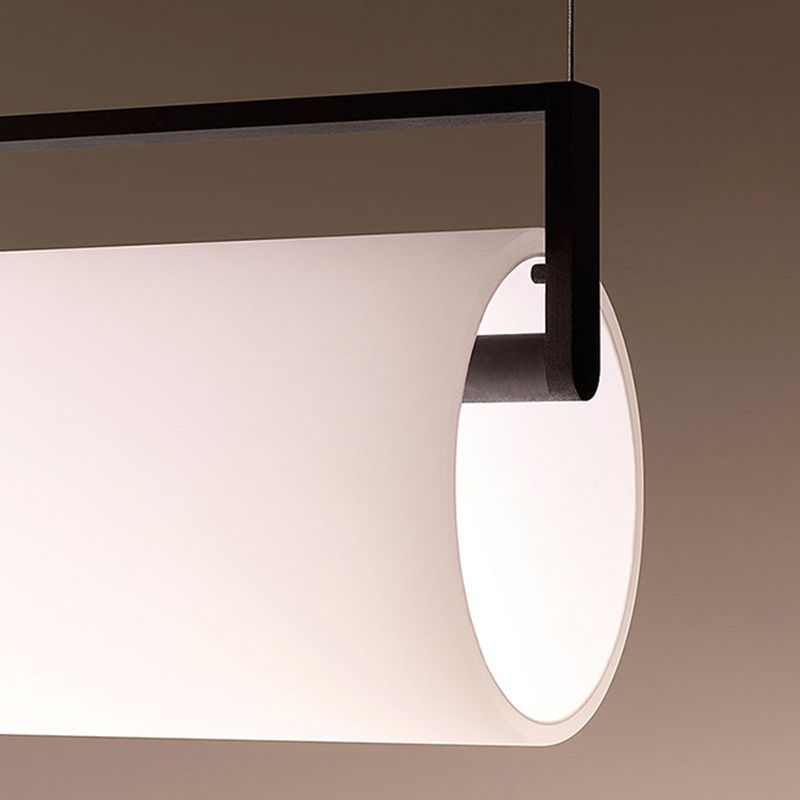 Arisha designerpendel med cylindrisk form og lineært design