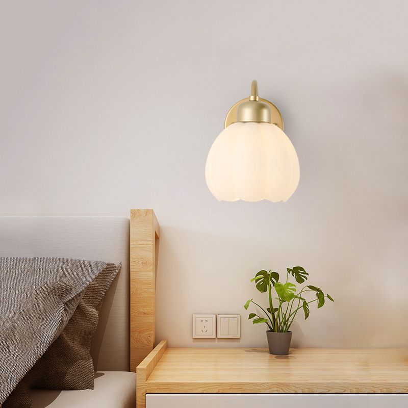 Valentina nordisk blommig vägglampa av glas och metall, guld/elfenben