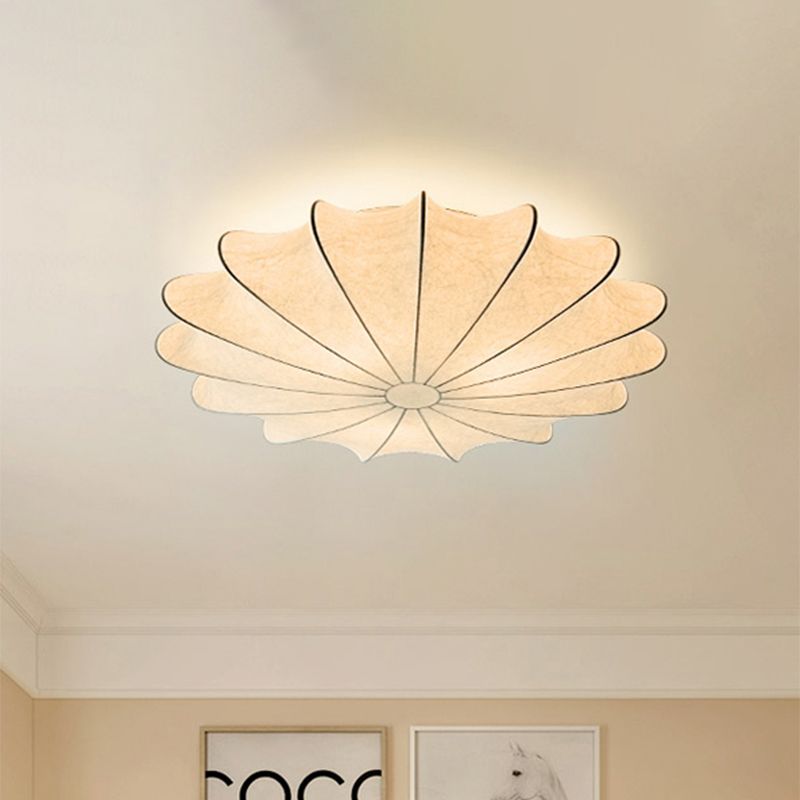 Blan loftslampe med muslingeskal i enkel stil