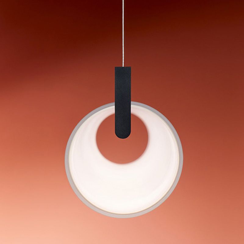 Arisha designerpendel med cylindrisk form og lineært design