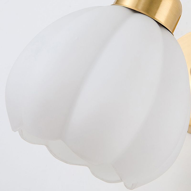 Valentina nordisk blommig vägglampa av glas och metall, guld/elfenben