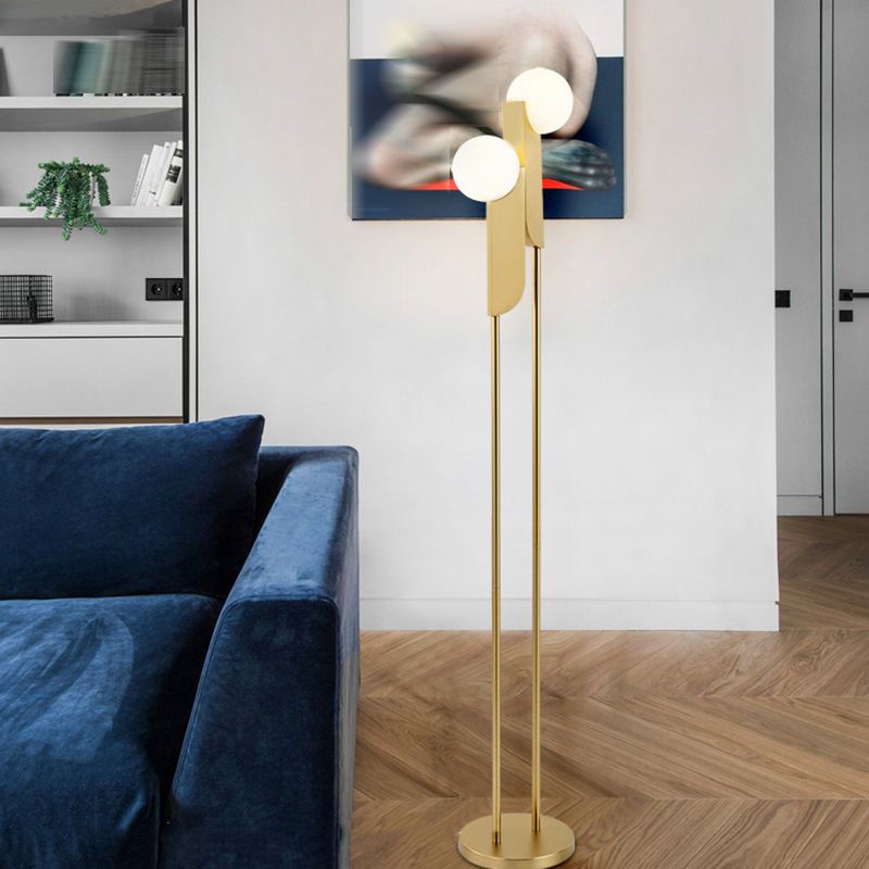 Salgado minimalistisk golvlampa i guld, metall, vardagsrum