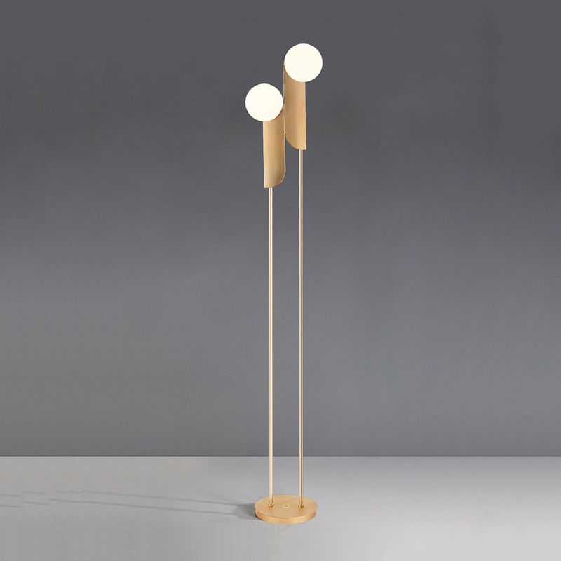 Salgado minimalistisk golvlampa i guld, metall, vardagsrum