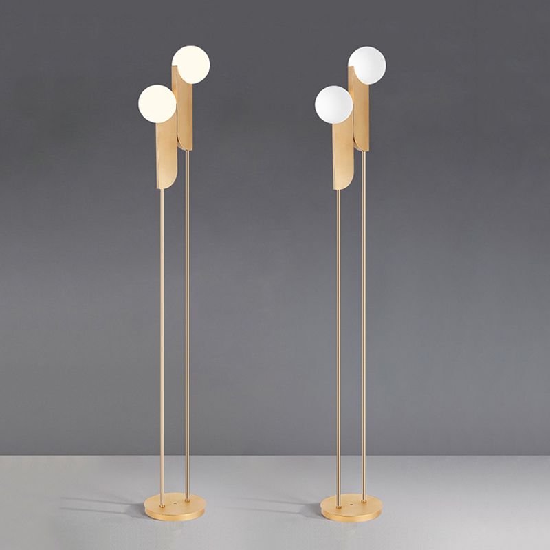 Salgado minimalistisk golvlampa i guld, metall, vardagsrum