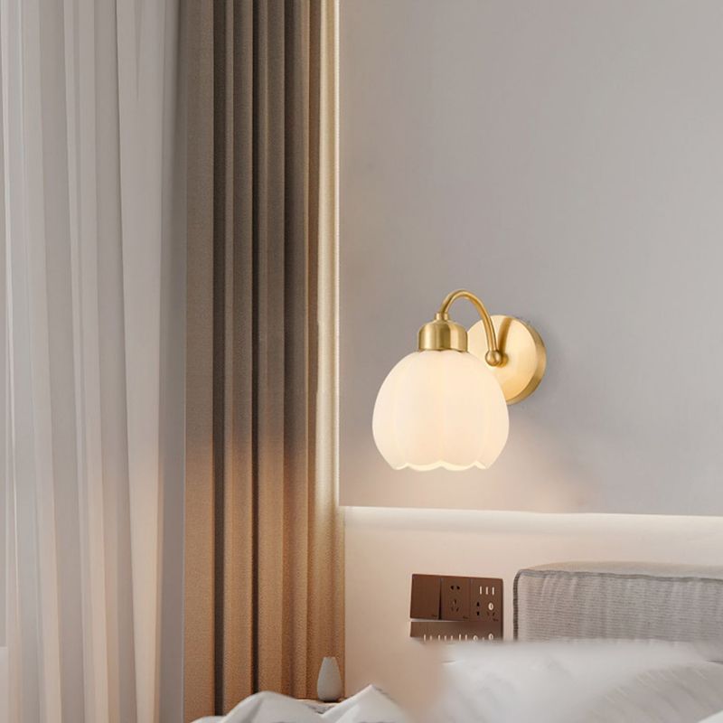 Valentina nordisk blommig vägglampa av glas och metall, guld/elfenben