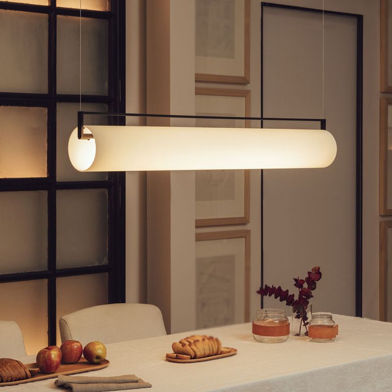 Arisha designerpendel med cylindrisk form og lineært design