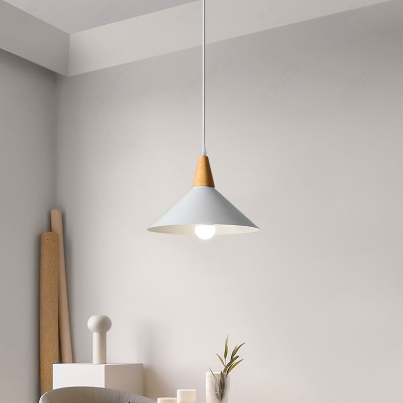 Valentina minimalistisk metalpendel med kasketform, naturligt træ