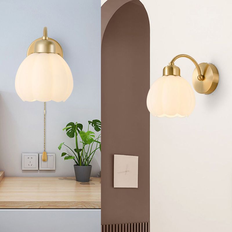 Valentina nordisk blommig vägglampa av glas och metall, guld/elfenben