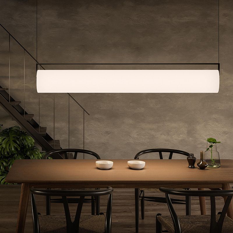 Arisha designerpendel med cylindrisk form og lineært design