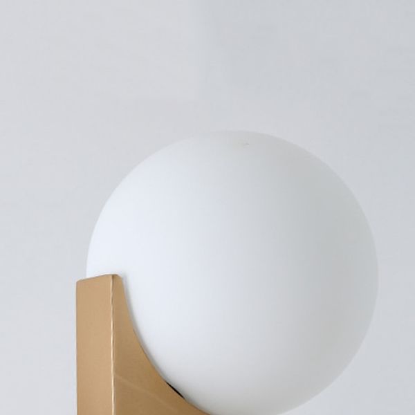Salgado minimalistisk golvlampa i guld, metall, vardagsrum