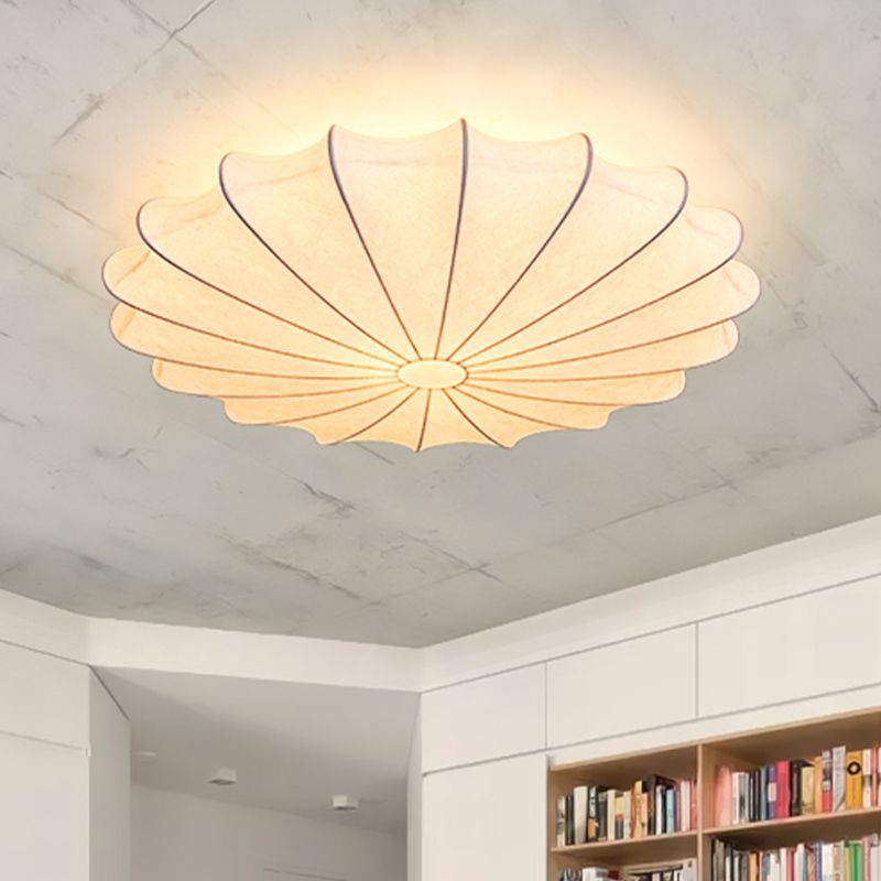 Blan loftslampe med muslingeskal i enkel stil