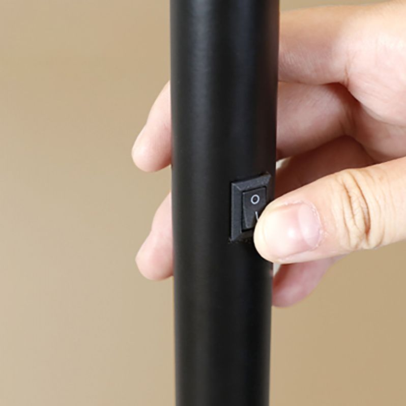 Edge minimalistinen lineaarinen lattiavalaisin, metalli, musta/valkoinen