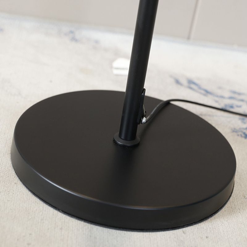 Edge minimalistinen lineaarinen lattiavalaisin, metalli, musta/valkoinen