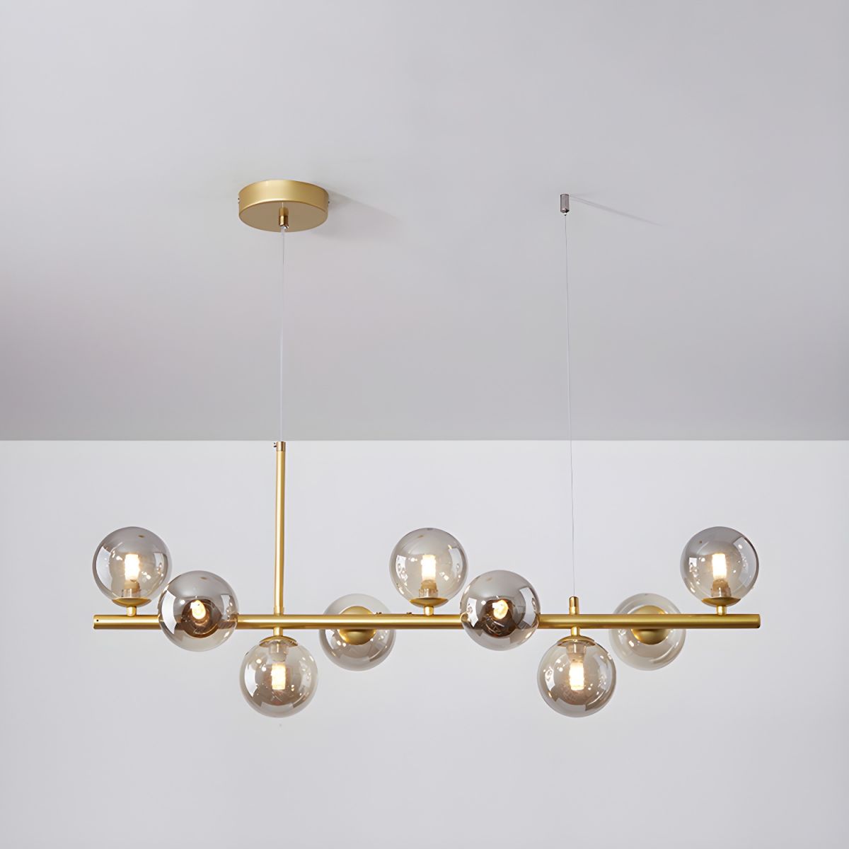 Candeeiro de teto Lioroora, em vidro e forma de globo dourado, com 12 luzes