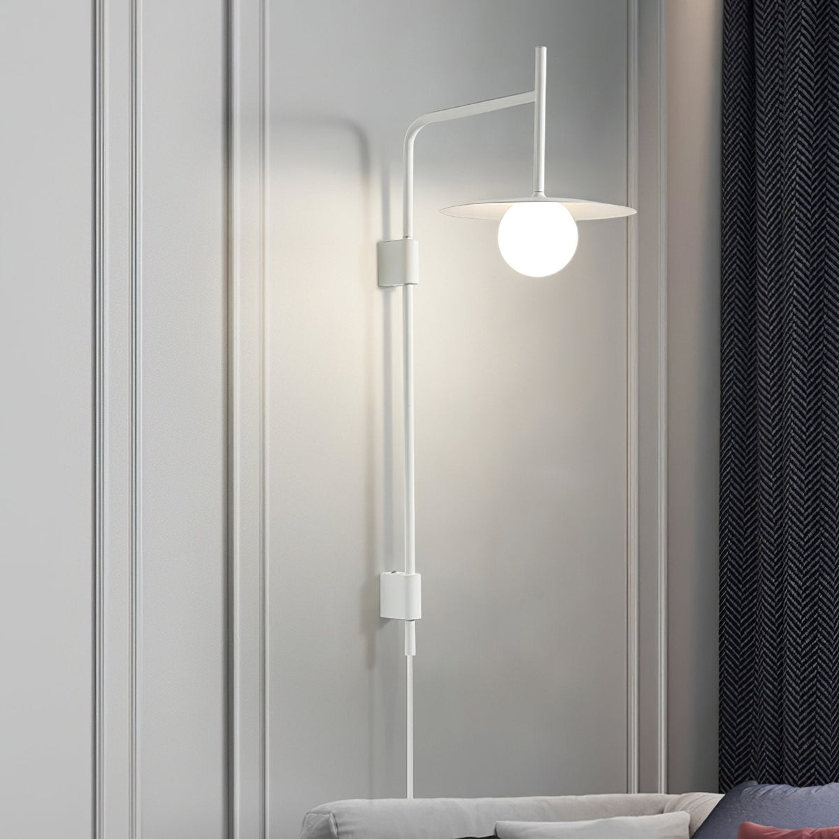 Paxon væglampe i glas med svingarm og stik