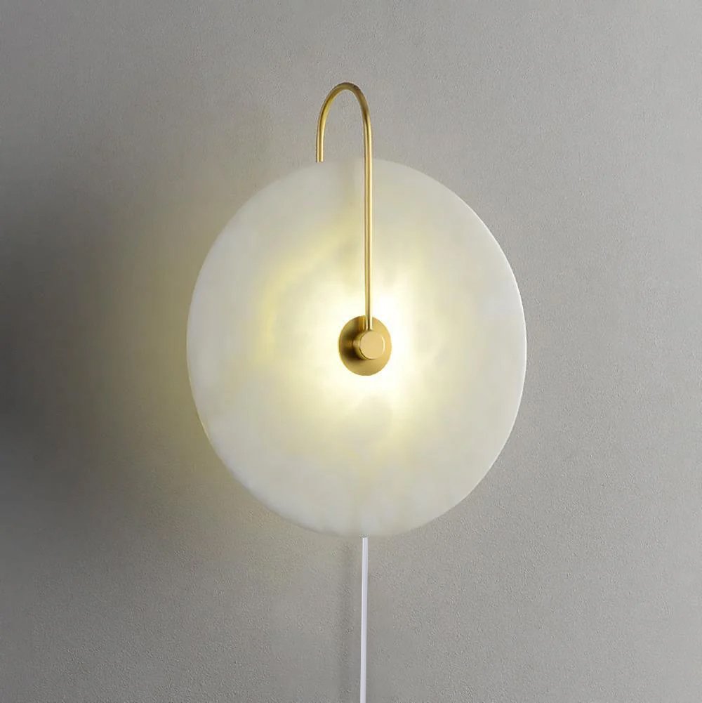 Albeaine globformad vägglampa med alabaster och stickkontakt