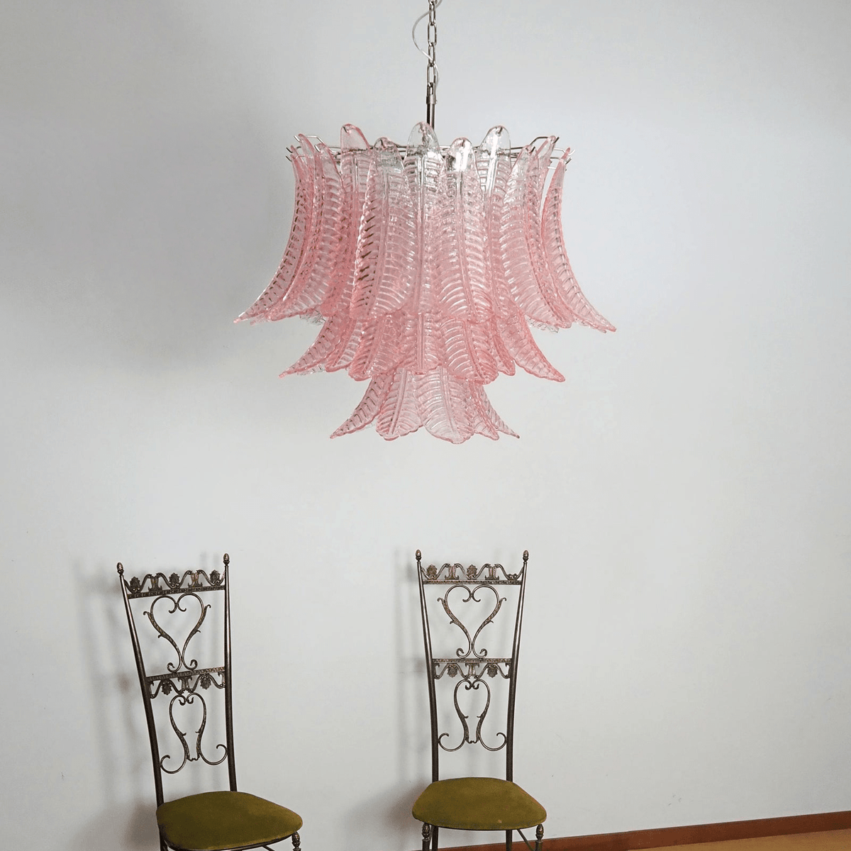 Candeeiro de teto Celiaria luxuoso gracioso de folhas de vidro rosa, com camadas