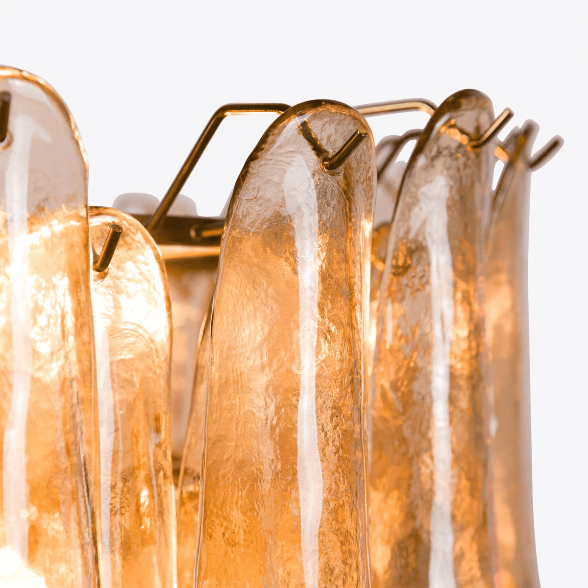 Lykne lysekrone med ravfarvede Murano-glasblade i midcentury-stil