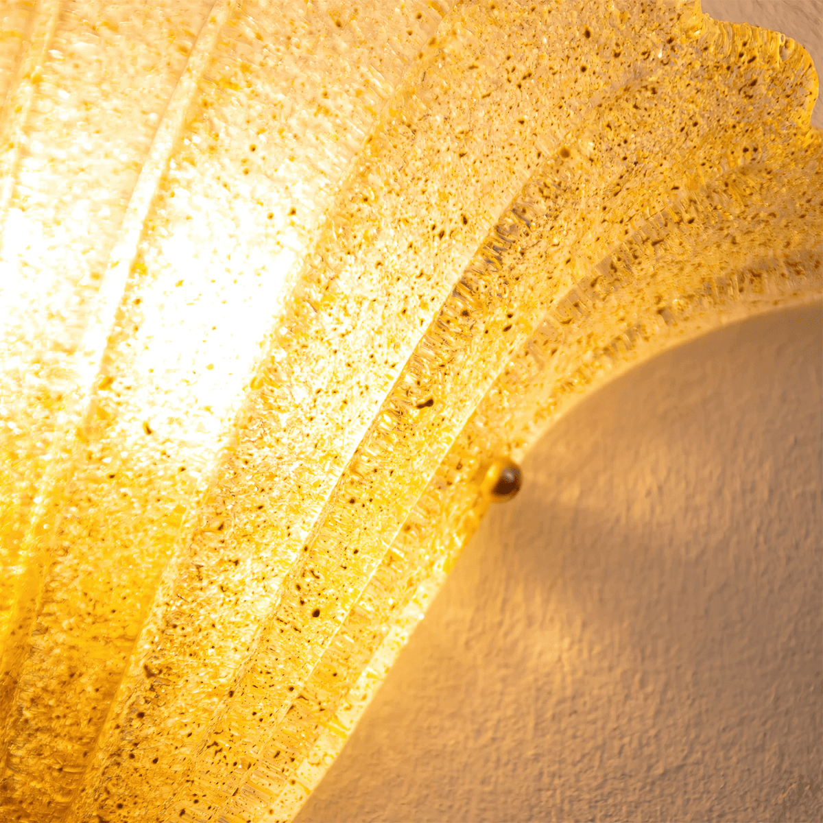 Celoeria elegant vägglampa i texturerat glas med vågig kant