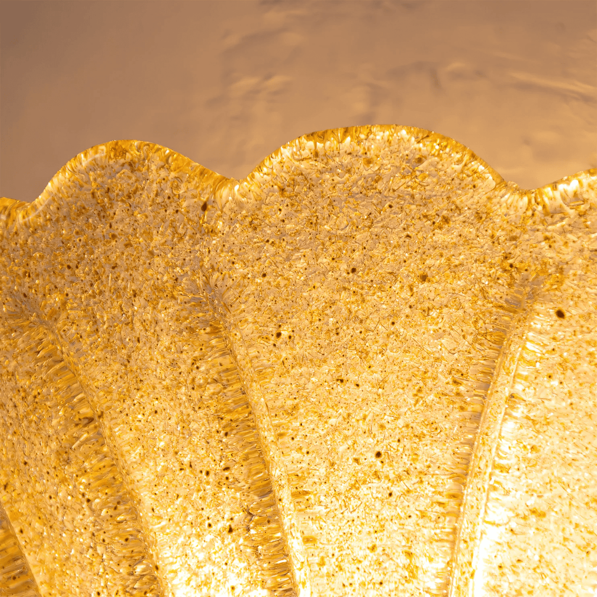 Celoeria elegant vägglampa i texturerat glas med vågig kant