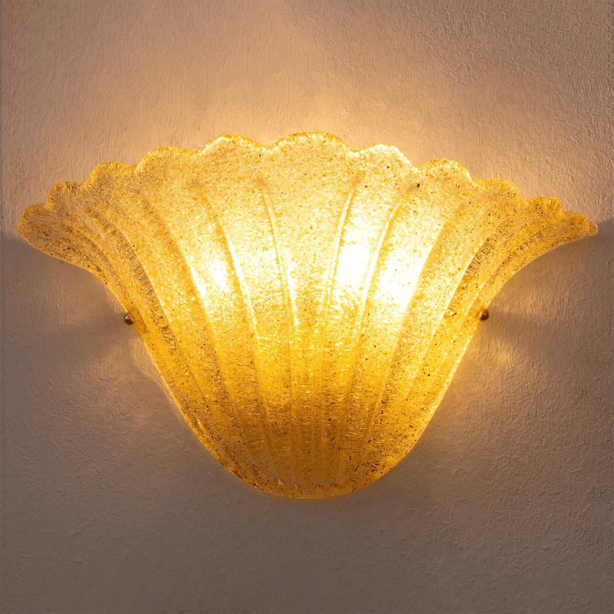 Celoeria elegant vägglampa i texturerat glas med vågig kant