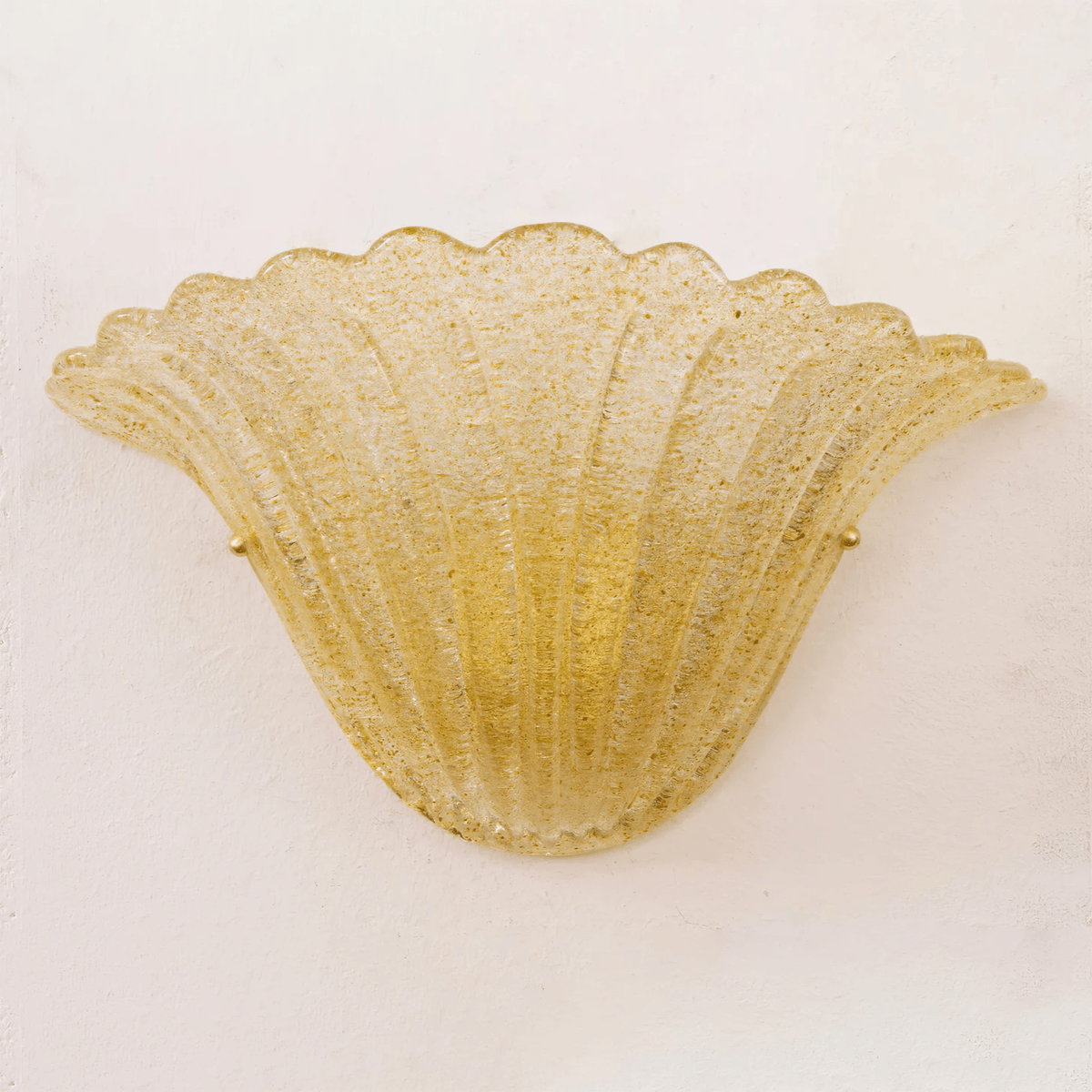 Celoeria elegant vägglampa i texturerat glas med vågig kant