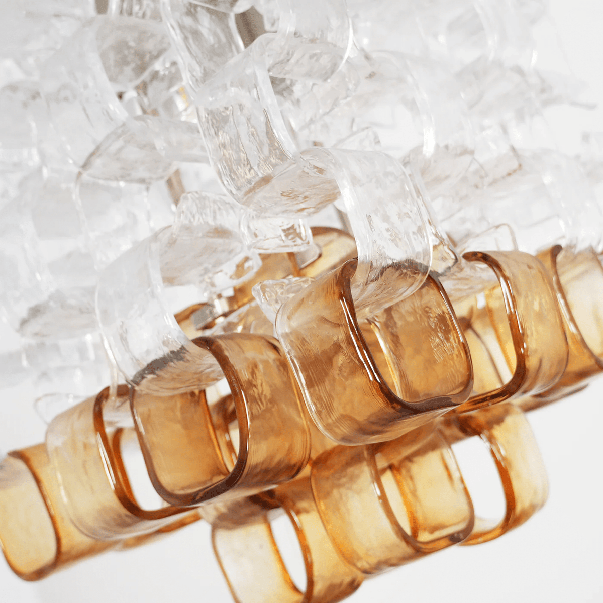 Orielis lysekrone i Murano-glas med sammenflettet geometrisk design
