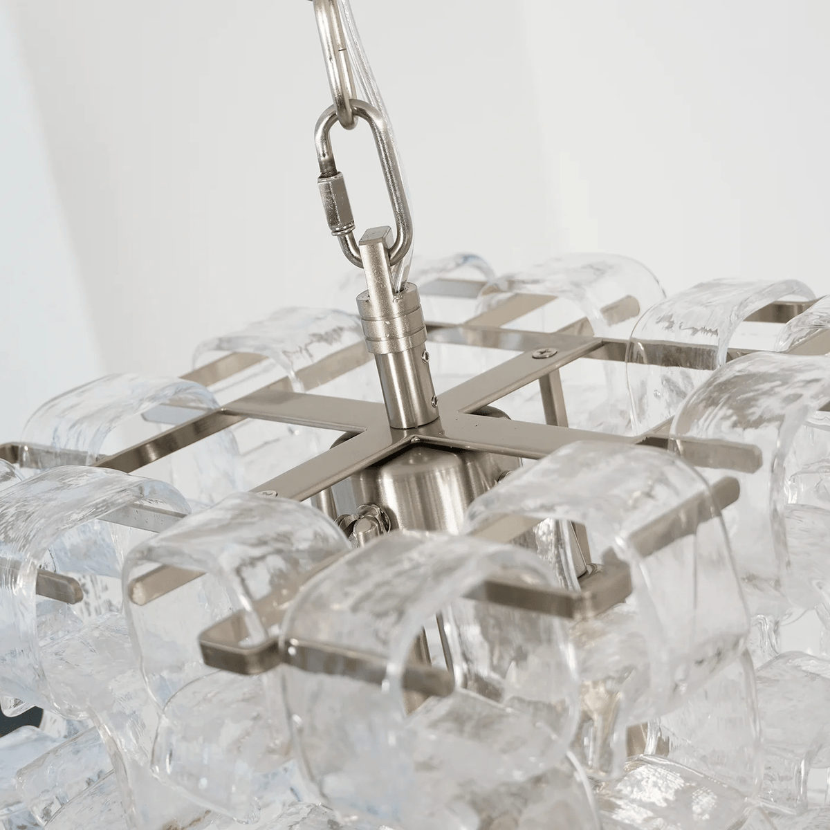 Orielis lysekrone i Murano-glas med sammenflettet geometrisk design
