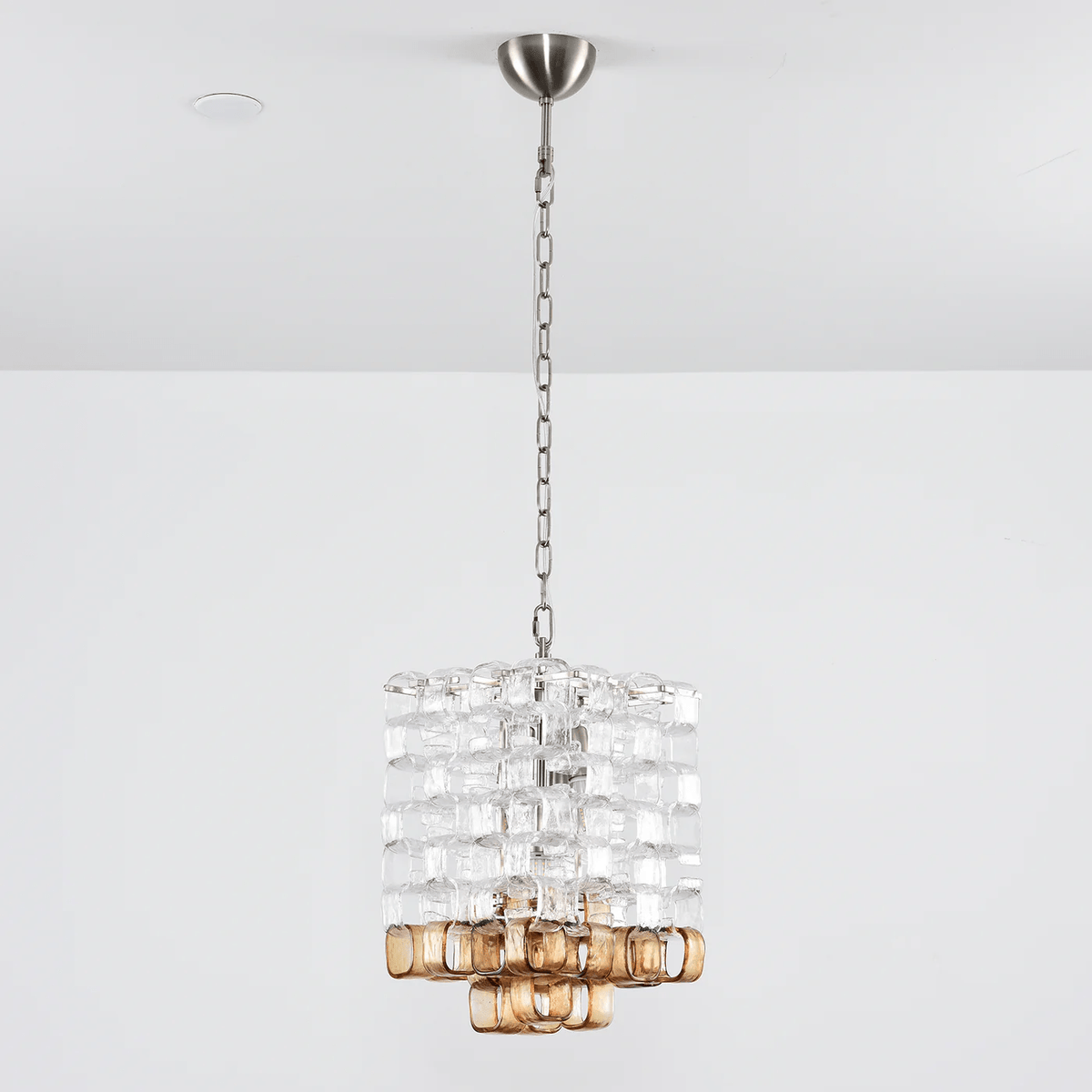 Orielis lysekrone i Murano-glas med sammenflettet geometrisk design