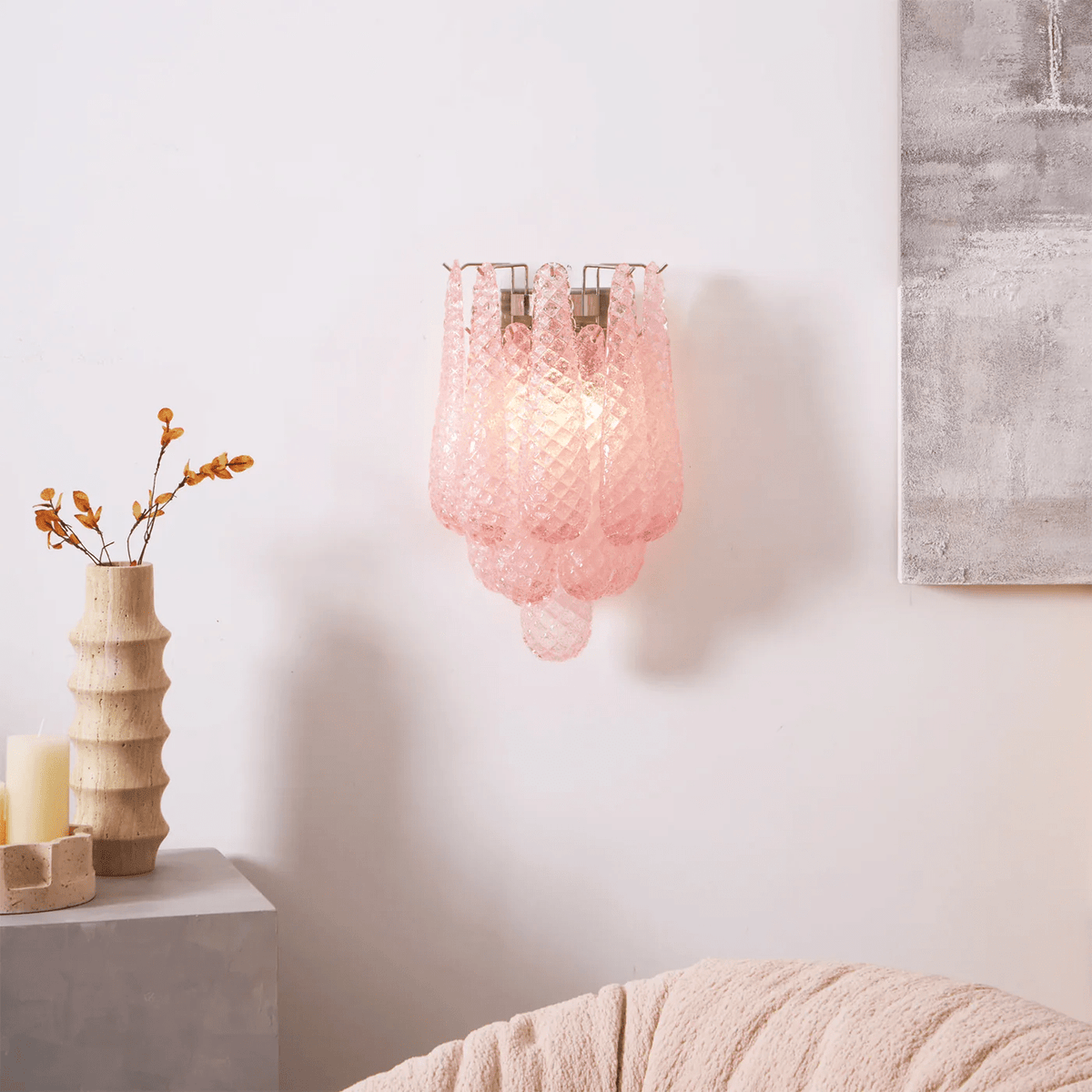 Liorelaria væglampe i pink dråbeformet glas med lagdelt blomstermotiv og kunstnerisk design
