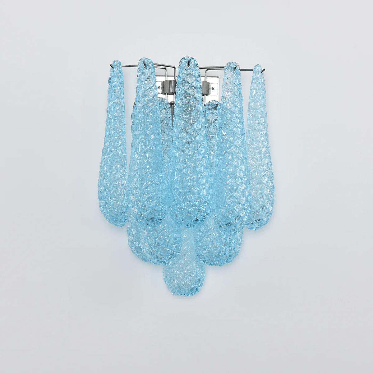 Liorelaria væglampe i pink dråbeformet glas med lagdelt blomstermotiv og kunstnerisk design