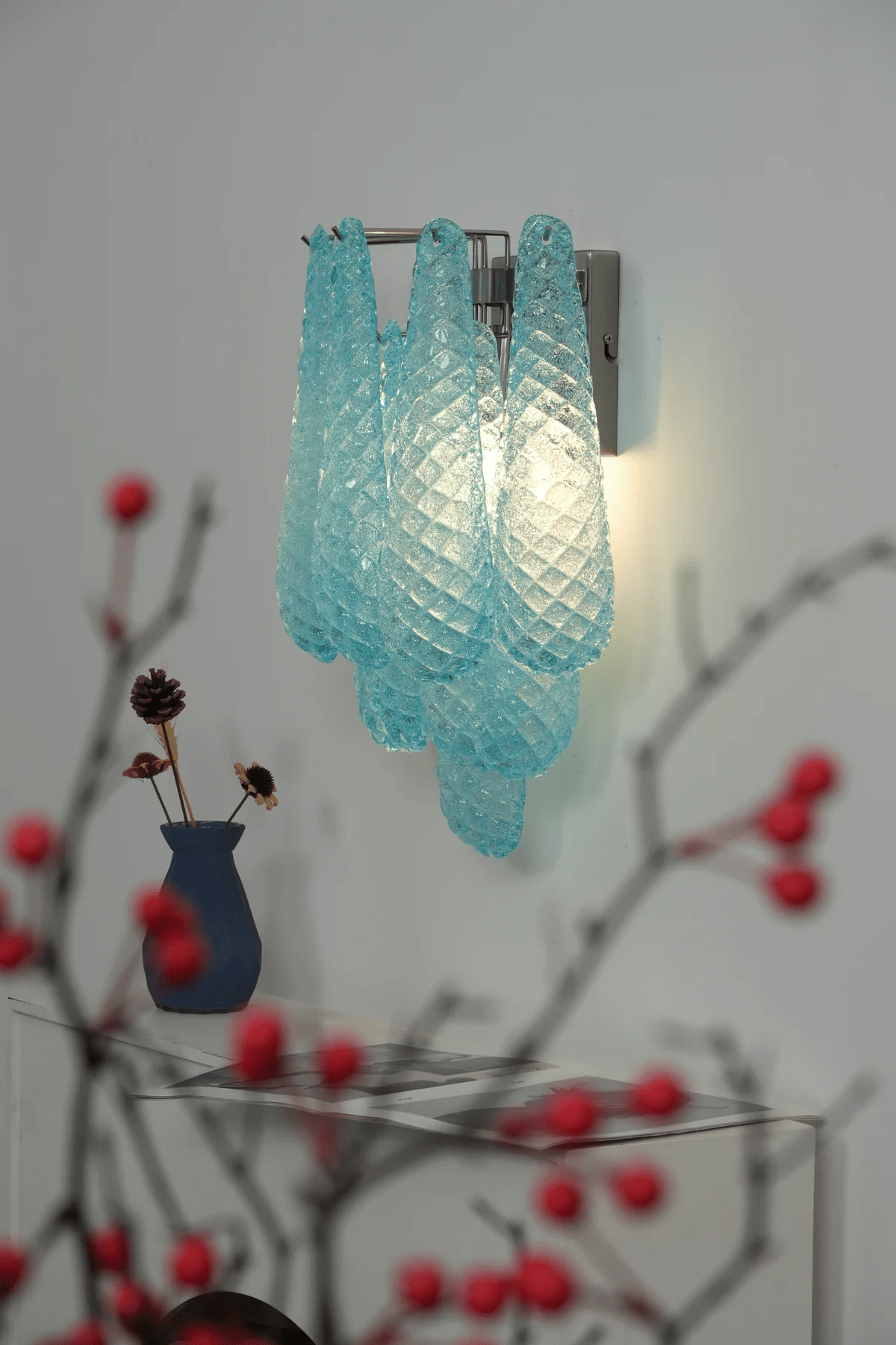 Liorelaria væglampe i pink dråbeformet glas med lagdelt blomstermotiv og kunstnerisk design