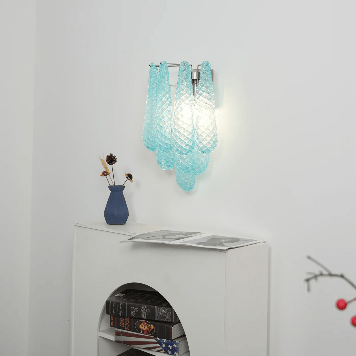 Liorelaria væglampe i pink dråbeformet glas med lagdelt blomstermotiv og kunstnerisk design