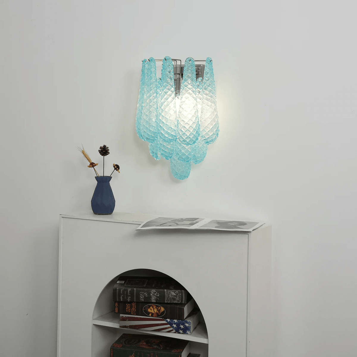 Liorelaria væglampe i pink dråbeformet glas med lagdelt blomstermotiv og kunstnerisk design