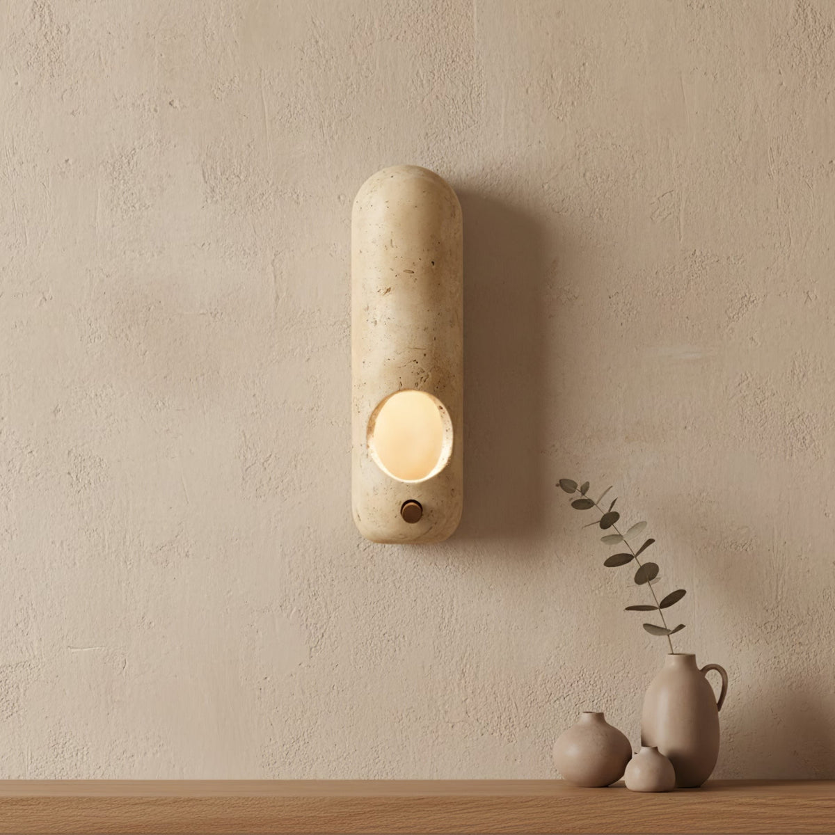Serirella vägglampa med travertinöppning