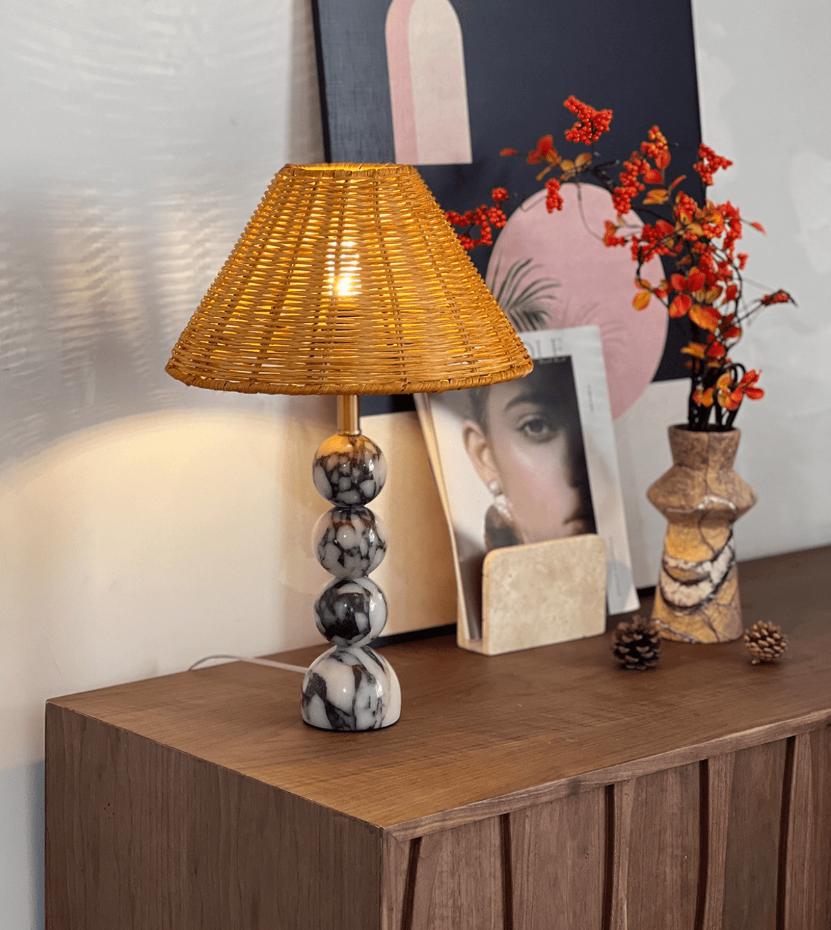 Canarora bordslampa med marmorklot och rotting