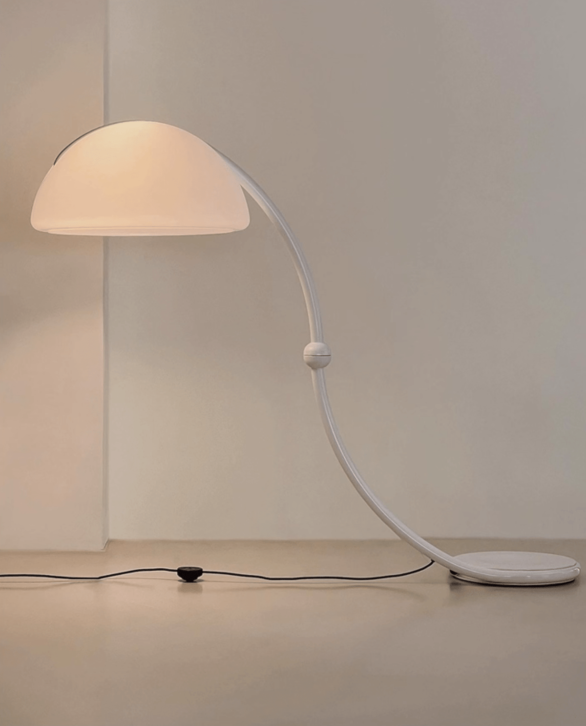 Valmere bågformad golvlampa med kupol