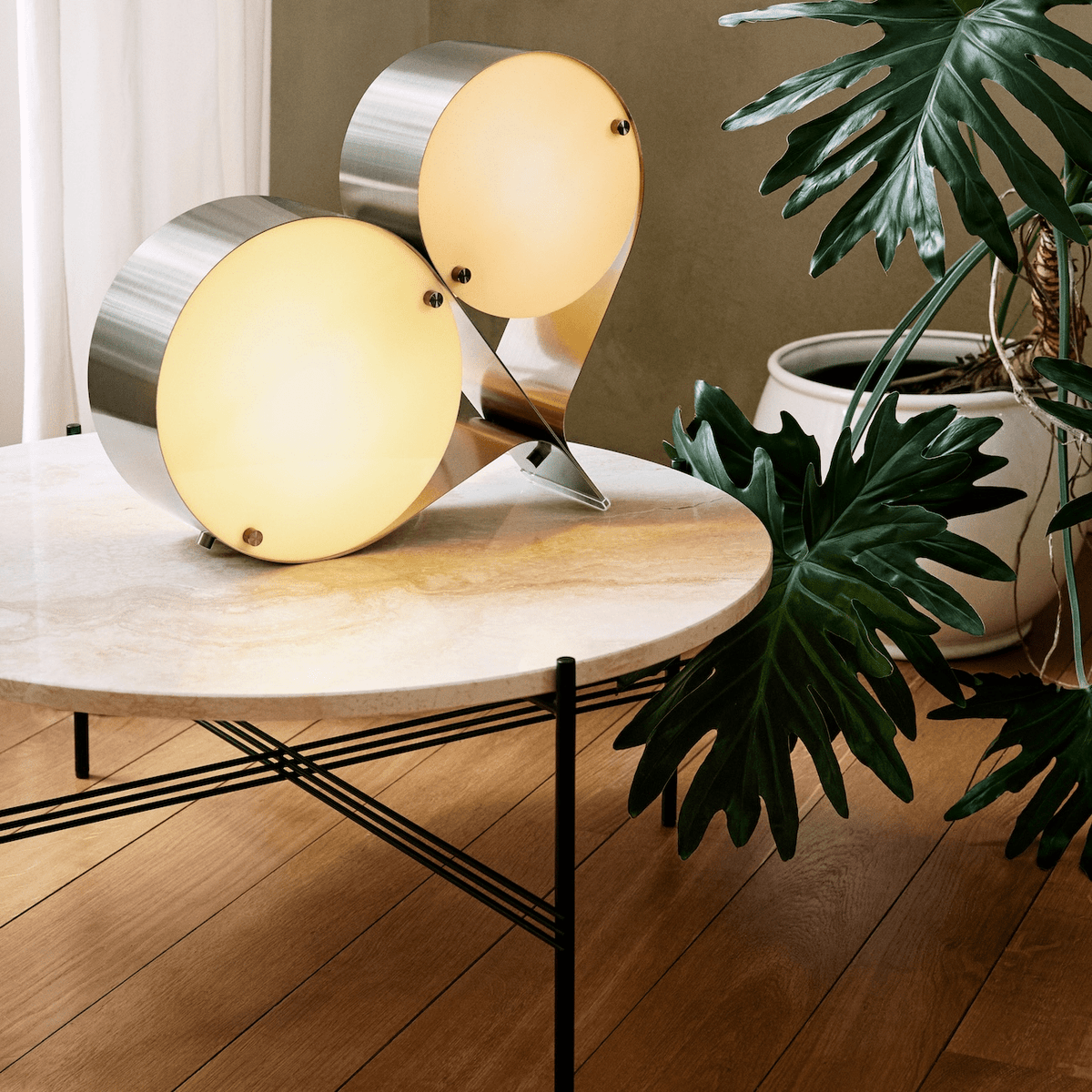 Duet-bordlampe med svævende skiver