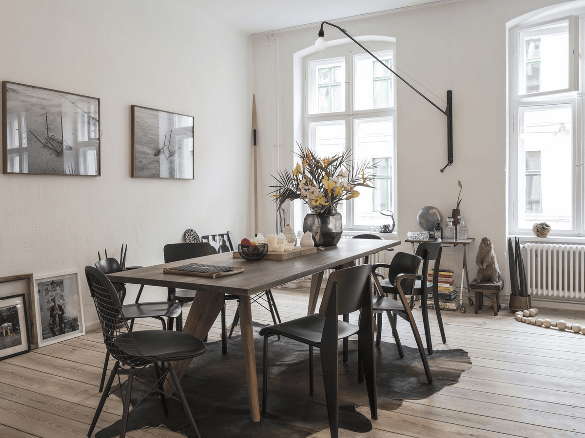 Svart vägglampa med förlängd arm