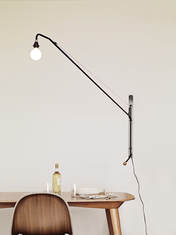 Svart vägglampa med förlängd arm