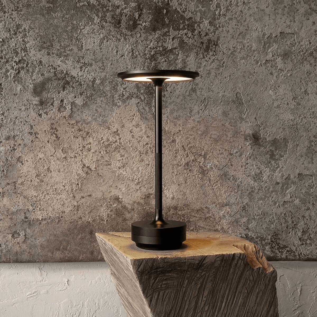 Solvane-genopladelig bordlampe